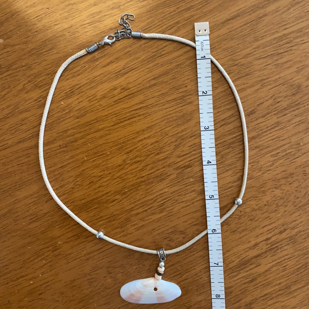 Handmade shell necklace - Picture 5 of 7